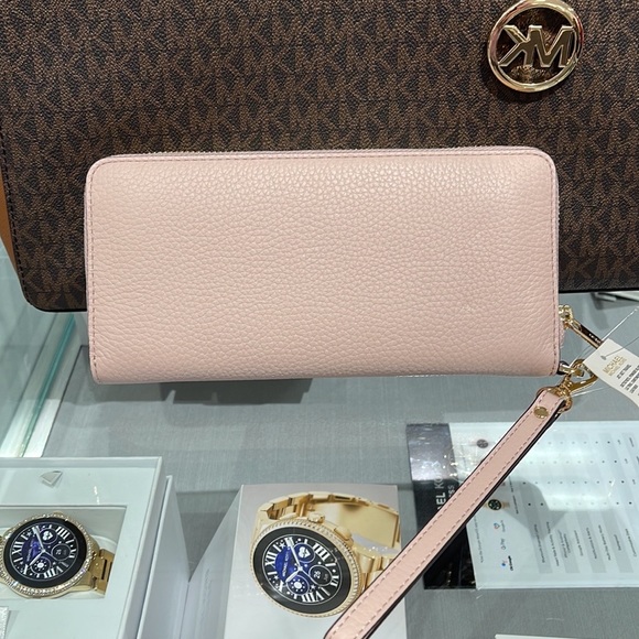 MICHAEL KORS LARGE TRAVEL CONTINENTAL WRISTLET WALLET PHONEHOLDER POWDER BLUSH - Picture 10 of 16